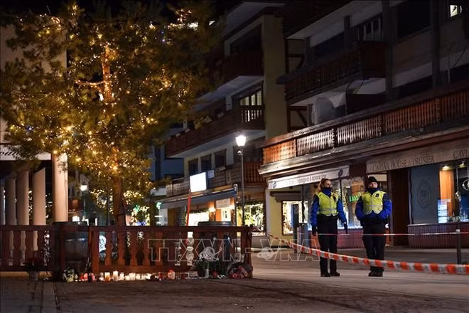 Lực lượng an ninh phong tỏa hiện trường vụ cháy quán bar ở thị trấn Crans-Montana, bang Valais, Thụy Sĩ, ngày 1/1/2026. (Ảnh: THX/TTXVN)