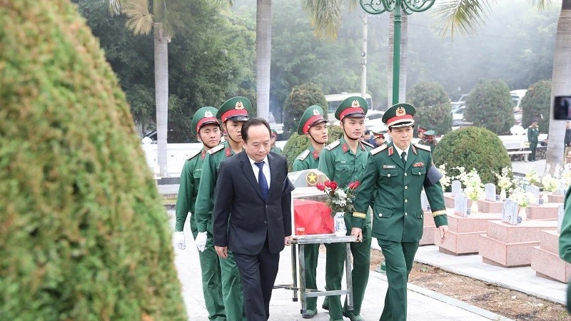 Các đồng chí lãnh đạo tỉnh Điện Biên, Quân khu 2 cùng cán bộ, chiến sĩ, nhân dân các dân tộc Điện Biên di chuyển hài cốt các liệt sĩ về Nghĩa trang liệt sĩ Tông Khao.