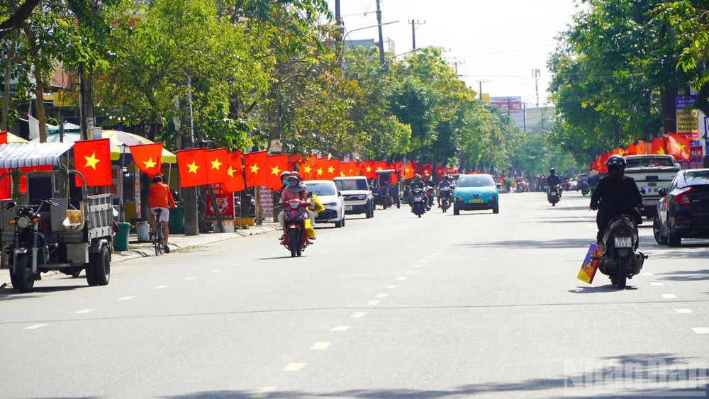 Nhiều tuyến đường ở trung tâm tỉnh lỵ Quảng Nam (cũ) rực rỡ cờ hoa chào đón năm mới 2026.