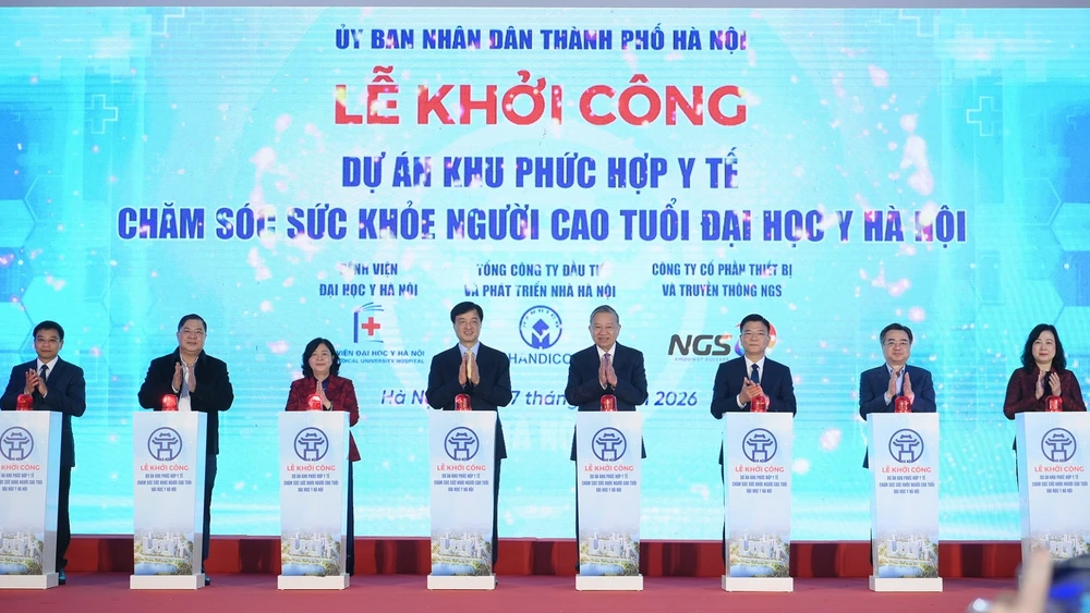 Tổng Bí thư Tô Lâm và các đại biểu thực hiện nghi thức khởi công xây dựng Khu phức hợp y tế - Chăm sóc sức khỏe người cao tuổi Đại học Y Hà Nội.