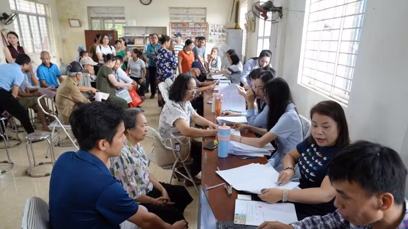 Cán bộ xã Thanh Oai phối hợp chủ đầu tư tổ chức chi trả tiền bồi thường, hỗ trợ giải phóng mặt bằng Khu đô thị thể thao Olympic cho 107 hộ dân tại thôn Động Giã.