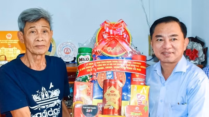 Đồng chí Phan Thanh Duy, Ủy viên Ban Thường vụ Tỉnh ủy, Trưởng ban Tổ chức Tỉnh ủy Cà Mau thăm, tặng quà các gia đình thương binh, liệt sĩ của tỉnh. (Ảnh: CTV)