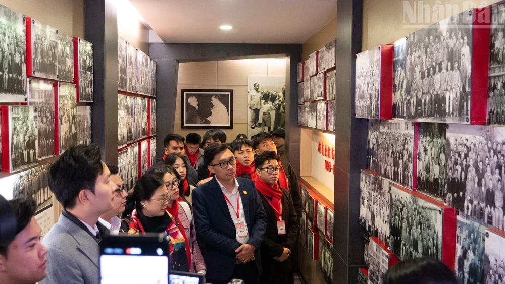 Thanh niên Việt Nam tham quan Phòng truyền thống Bệnh viện Nam Khê Sơn.