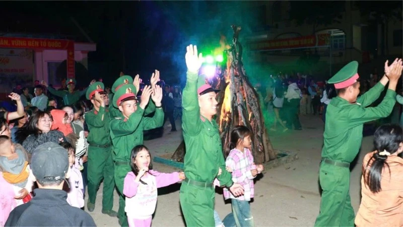 Bộ đội cùng giao lưu với người dân xã vùng sâu Yang Mao.