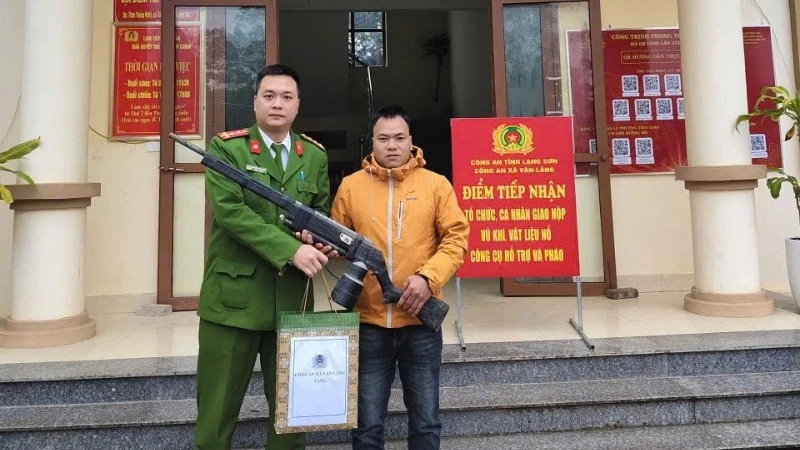 Công an xã Văn Lãng tặng quà và thư khen cho người dân giao nộp vũ khí tại trụ sở.