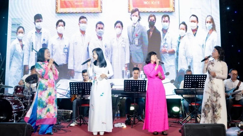 Một tiết mục biểu diễn trong đêm nhạc thiện nguyện "Blouse Trắng", ấm áp tình xuân.