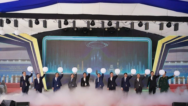 Các đại biểu thực hiện nghi thức khởi công dự án tuyến đường sắt đô thị số 5.