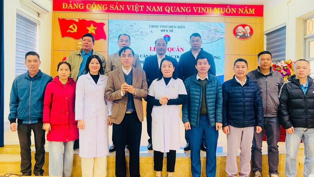 Đồng chí Phạm Văn Mẫn, Phó Giám đốc Sở Y tế Điện Biên động viên cán bộ Trung tâm Y tế Tủa Chùa tăng cường về tuyến xã. 