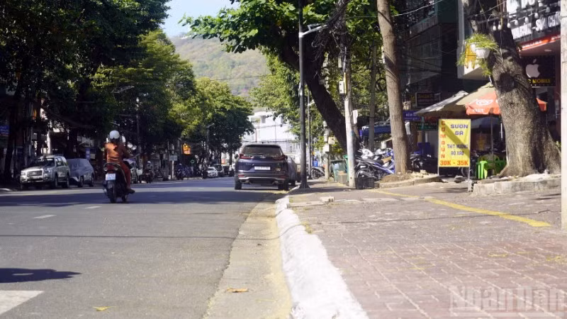 Vỉa hè trên đường Nam Kỳ Khởi Nghĩa, Vũng Tàu sáng 6/4 đã thông thoáng hơn với phần đường dành cho người đi bộ không bị lấn chiếm