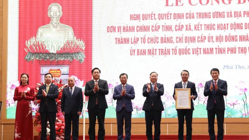 Ngày 1/7/2025 đánh dấu sự kiện quan trọng khi Bộ trưởng Công an Lương Tam Quang trao Quyết định của Bộ Chính trị thành lập tỉnh Phú Thọ mới trên cơ sở hợp nhất 3 tỉnh Phú Thọ, Vĩnh Phúc và Hòa Bình.