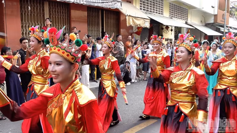 Một lễ hội của người Việt gốc Hoa ở Thành phố Hồ Chí Minh.