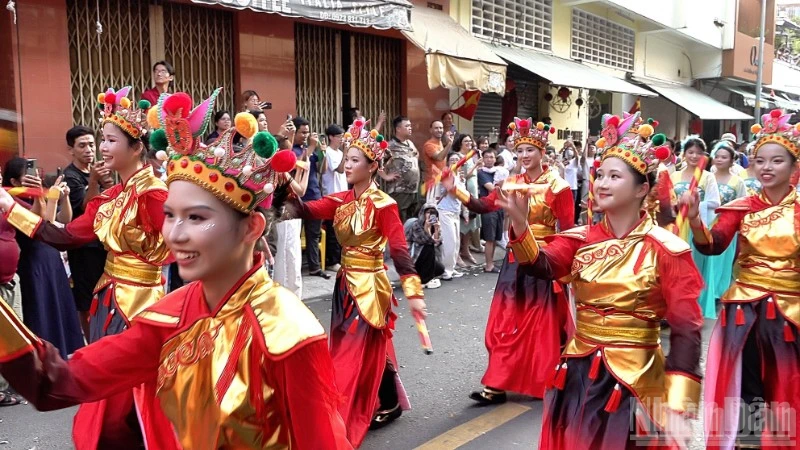 Một lễ hội của người Việt gốc Hoa ở Thành phố Hồ Chí Minh.