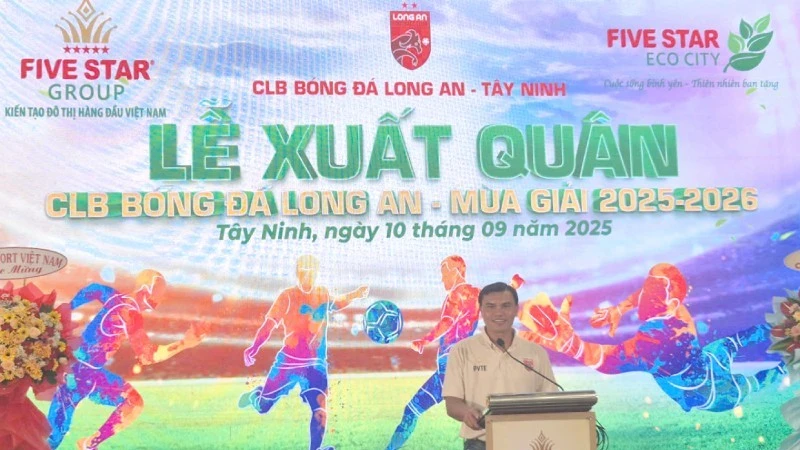 Cựu danh thủ Phan Văn Tài Em, Trưởng đoàn bóng đá Tây Ninh phát biểu tại lễ xuất quân.