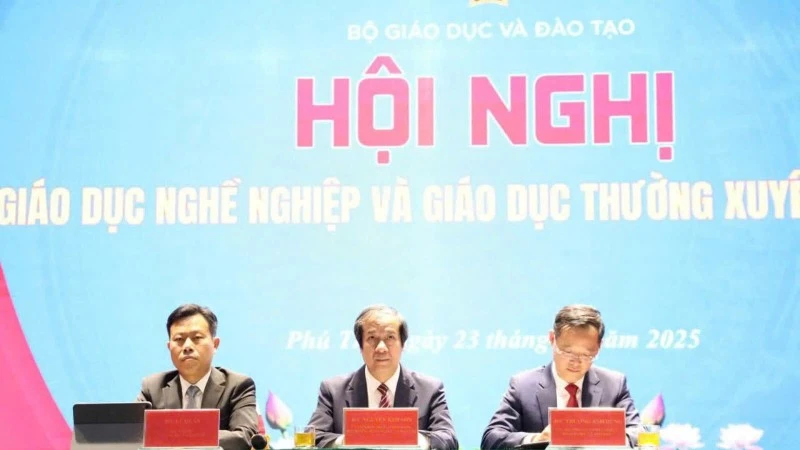 Các đồng chí lãnh đạo Bộ chủ trì hội nghị.