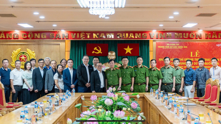Các đại biểu chụp ảnh lưu niệm tại Lễ công bố. 1a810da782920acc5383.jpg