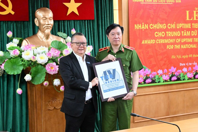 Ngài Patrick Chan, Phó Chủ tịch khu vực Châu Á, Uptime Institute trao cho Thiếu tướng Nguyễn Ngọc Cương chứng chỉ Uptime Tier IV giai đoạn thiết kế. ngai-patrick-chan-pho-chu-tich-khu-vuc-chau-a-uptime-institute-trao-cho-thieu-tuong-nguyen-ngoc-cuong-chung-chi-uptime-tier-iv-giai-doan-thiet-ke.jpg