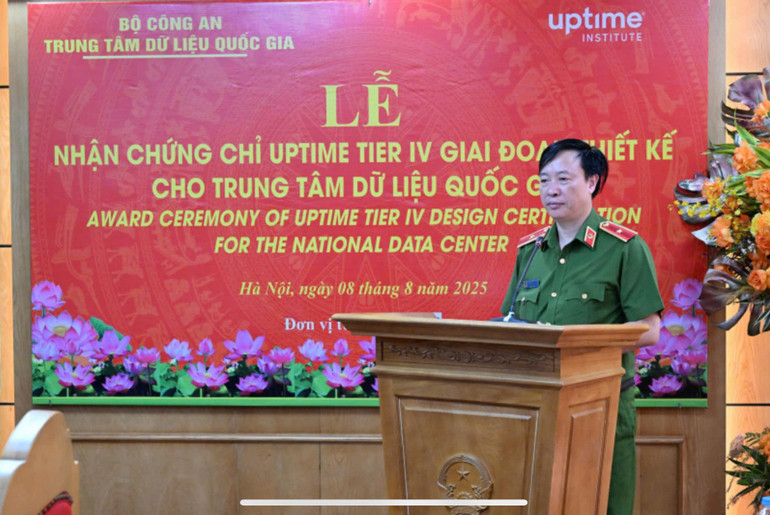 Thiếu tướng Nguyễn Ngọc Cương, Giám đốc Trung tâm Dữ liệu quốc gia phát biểu tại Lễ nhận chứng chỉ. a0d42ff5a0c0289e71d1.jpg