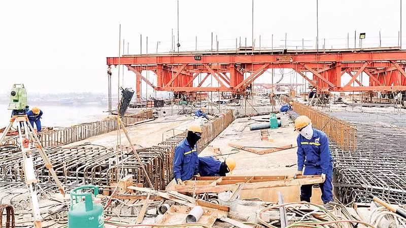 Kỹ sư, công nhân thi công cầu Kênh Vàng.