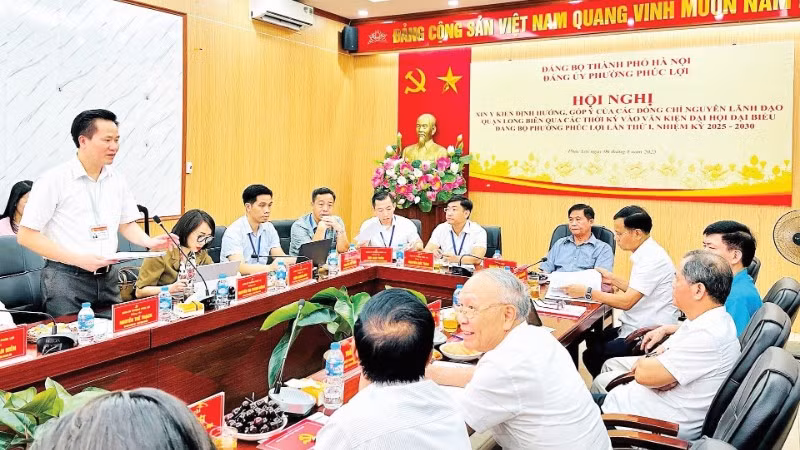 Đảng ủy phường Phúc Lợi tổ chức hội nghị lấy ý kiến đóng góp vào dự thảo Báo cáo chính trị Đại hội Đảng bộ phường lần thứ nhất, nhiệm kỳ 2025-2030. (Ảnh HIỀN LƯƠNG)