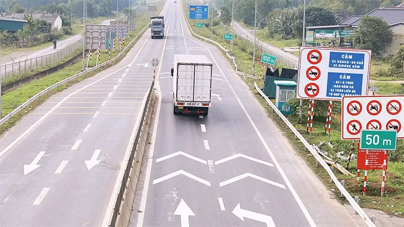 Tuyến đường cao tốc Cam Lộ-La Sơn xuất hiện nhiều bất cập tiềm ẩn nguy cơ xảy ra tai nạn giao thông.