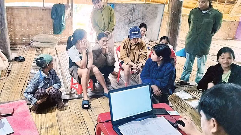 Tổ công tác lưu động xã Đăk Kôi hỗ trợ người dân làm thủ tục hành chính.