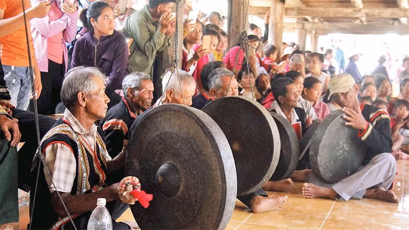 Hoạt động văn nghệ quần chúng góp phần làm phong phú đời sống tinh thần ở khu dân cư. (Ảnh LÊ TIỀN)