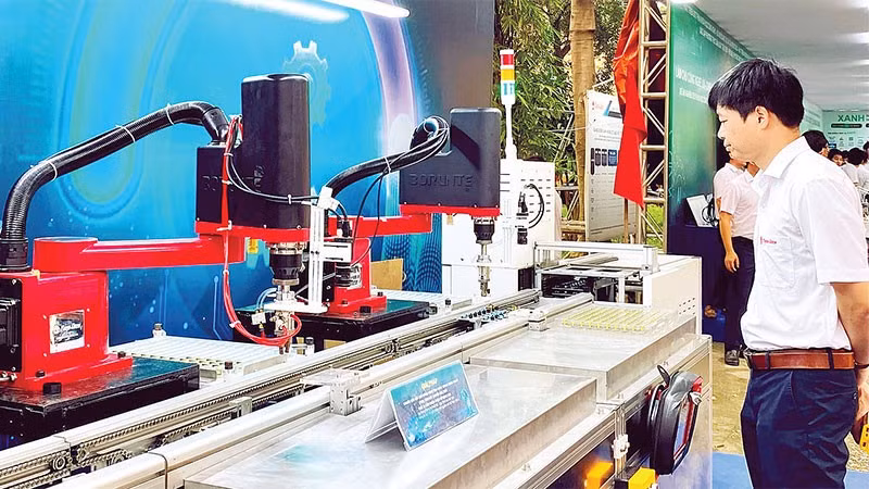 Mô hình dây chuyền sản xuất tự động ứng dụng công nghệ Vision Guided Robotics (VGR) của Công ty cổ phần Bóng đèn Phích nước Rạng Đông.