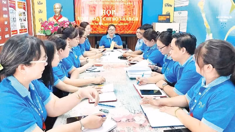 Buổi sinh hoạt định kỳ của Chi bộ khu phố 36, phường An Phú Đông, Thành phố Hồ Chí Minh.
