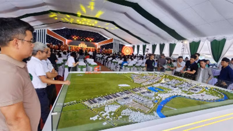 Người dân xã Xuân Lãng quan tâm đến quy hoạch chi tiết Khu công nghiệp Nam Bình Xuyên.