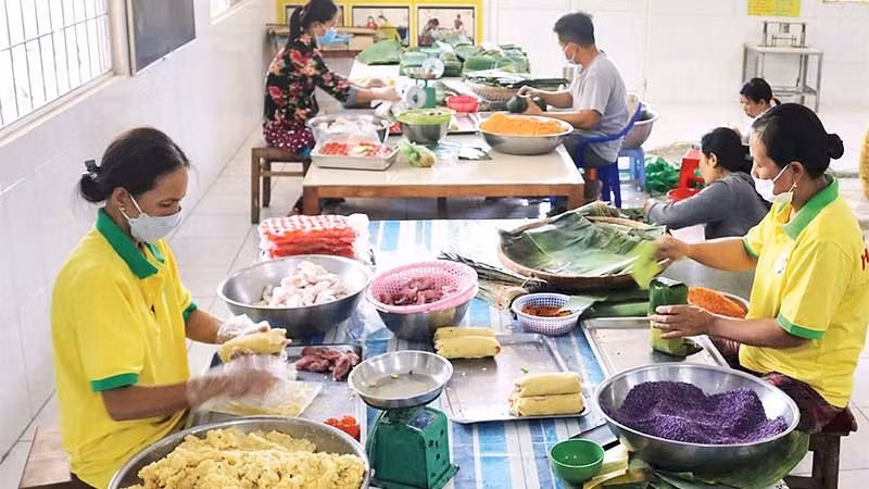 Gói bánh tét tại cơ sở kinh doanh bánh tét Hai Lý, xã Vinh Kim, tỉnh Vĩnh Long.