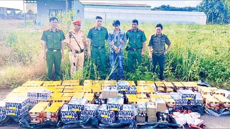 Lực lượng công an bắt giữ đối tượng vận chuyển pháo lậu vào nội địa tỉnh Đồng Nai.