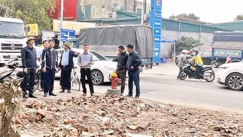 Lãnh đạo Ủy ban nhân dân phường Vĩnh Hưng thường xuyên kiểm tra công tác giải phóng mặt bằng đường Lĩnh Nam.