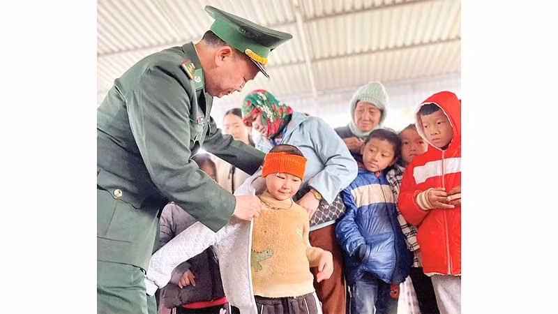 Trao áo ấm tặng các cháu nhỏ ở bản Na Cáng, xã Na Ngoi.