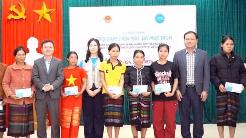 Các đại biểu trao trợ giúp tiền mặt tặng hộ gia đình bị ảnh hưởng thiên tai ở xã Kim Ngân, tỉnh Quảng Trị. (Ảnh NH)