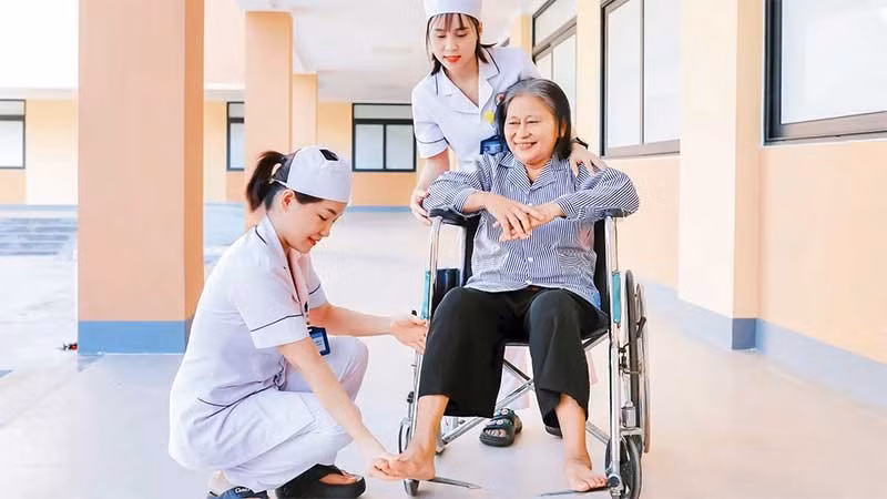 Chăm sóc bệnh nhân tại Trung tâm Y tế Đức Thọ (Hà Tĩnh).