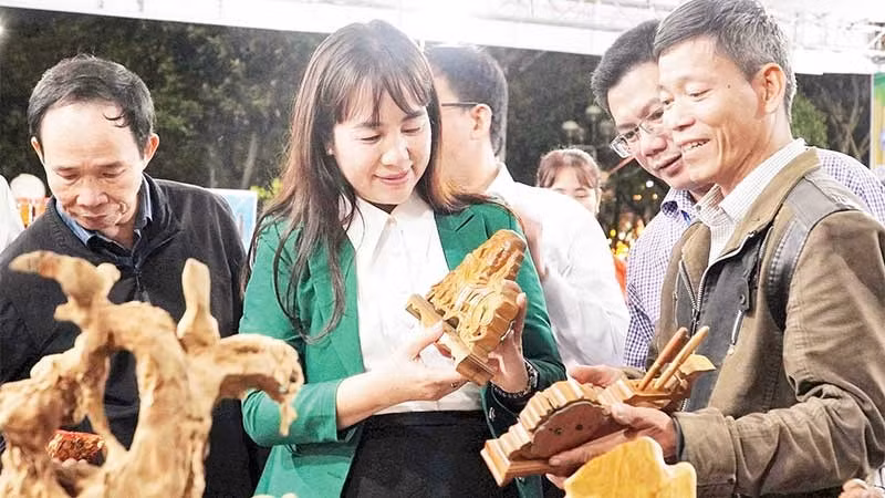Các sản phẩm OCOP thủ công mỹ nghệ ở thành phố Đà Nẵng được chú ý tại các hội chợ.