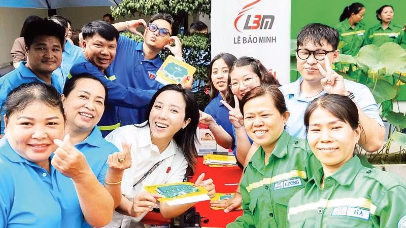 Công nhân vệ sinh, môi trường đô thị hòa cùng niềm vui với “Xây Tết 2026”.