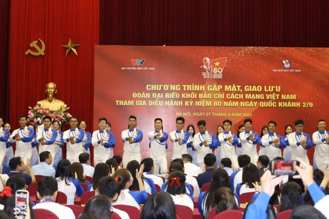 Chương trình văn nghệ chào mừng tại buổi gặp mặt. 