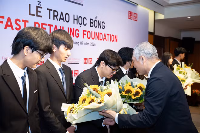Ông Noriaki Koyama chúc mừng các em học sinh ưu tú đã nhận được học bổng của Quỹ Fast Retailing.