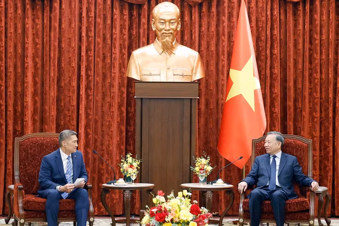 Tổng Bí thư, Chủ tịch nước Tô Lâm tiếp Quyền Bộ trưởng Bộ Hải quân Hoa Kỳ Hùng Cao. Ảnh: TTXVN.