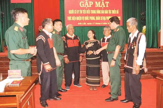 Lãnh đạo Bộ Chỉ huy quân sự tỉnh Đắk Lắk trao đổi với những người có uy tín trong đồng bào dân tộc thiểu số thực hiện nhiệm vụ quốc phòng, quân sự địa phương năm 2025.