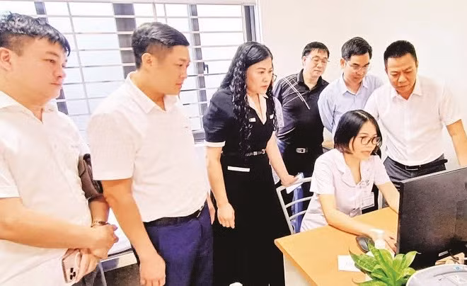 Đoàn công tác của Sở Y tế tỉnh Hưng Yên kiểm tra, đánh giá việc thực hiện hồ sơ bệnh án điện tử tại Bệnh viện đa khoa Đông Hưng.