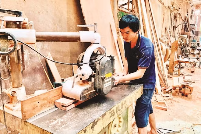 Cơ sở sản xuất đầu tư thiết bị, máy móc vào sản xuất để nâng cao năng suất, chất lượng sản phẩm đồ mộc.