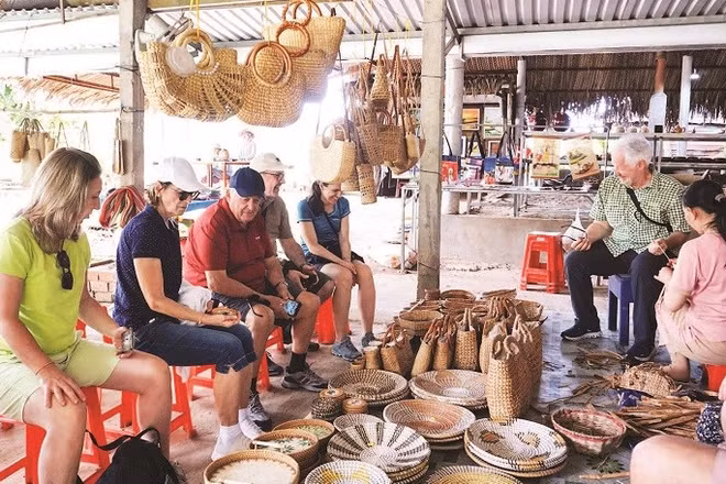 Du khách nước ngoài trải nghiệm làng nghề mỹ nghệ Tân Phong.
