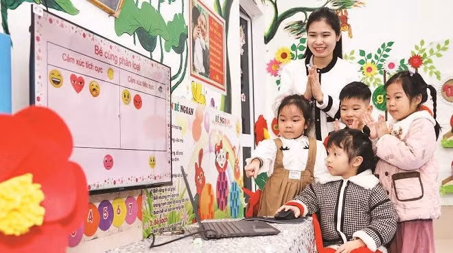 Các em học sinh Trường mầm non Hoa Phượng hào hứng với tiết học qua phần mềm Kidmart.