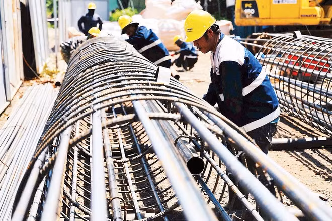 Công nhân thi công dự án cầu Mã Đà kết nối phía bắc và phía nam thành phố Đồng Nai. 