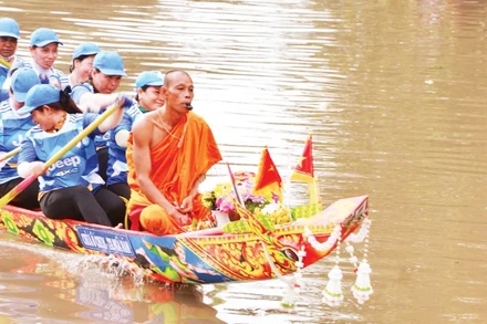 Lễ hội Ok Om Bok - Đua ghe ngo là một lễ hội truyền thống của đồng bào Khmer được tổ chức hằng năm. (Ảnh: TTXVN)