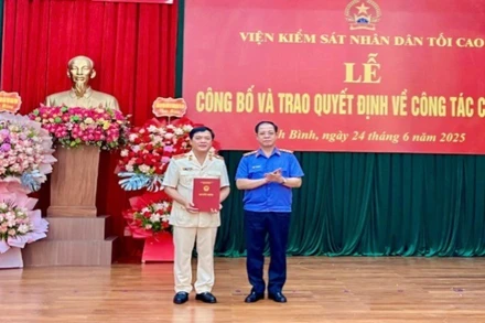 Đồng chí Trần Hải Quân, Phó Viện trưởng Viện Kiểm sát nhân dân tối cao trao Quyết định cho tân Viện trưởng Viện Kiểm sát nhân dân tỉnh Ninh Bình mới Phạm Ngọc Cảnh. 