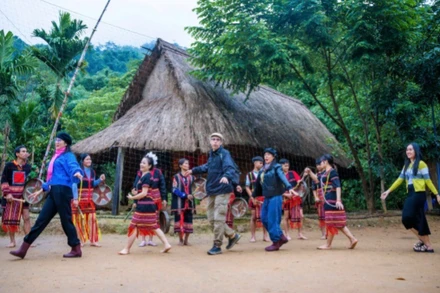 Du khách trải nghiệm du lịch cộng đồng ở làng Cheng Tông, Thôn 1, xã Trà Cang, huyện Nam Trà My.