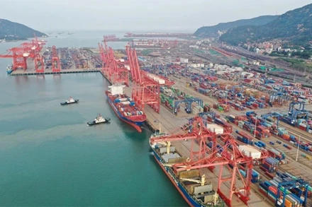 Cảng hàng hóa ở thành phố Liên Vân Cảng, tỉnh Giang Tô, Trung Quốc. (Ảnh: THX/TTXVN)